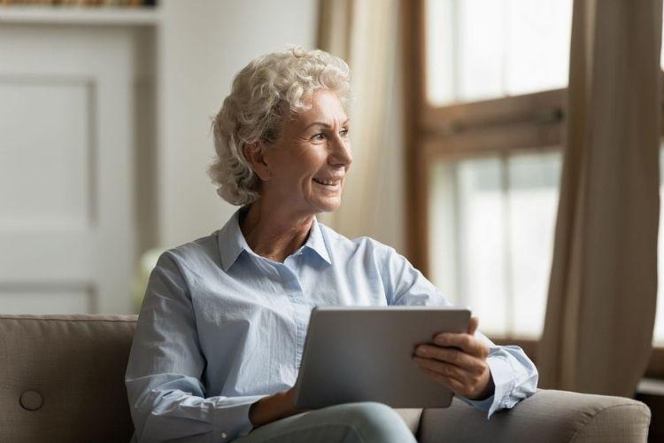 Innover pour l’accompagnement des personnes vulnérables à domicile. Crédit photo : Getty Images.