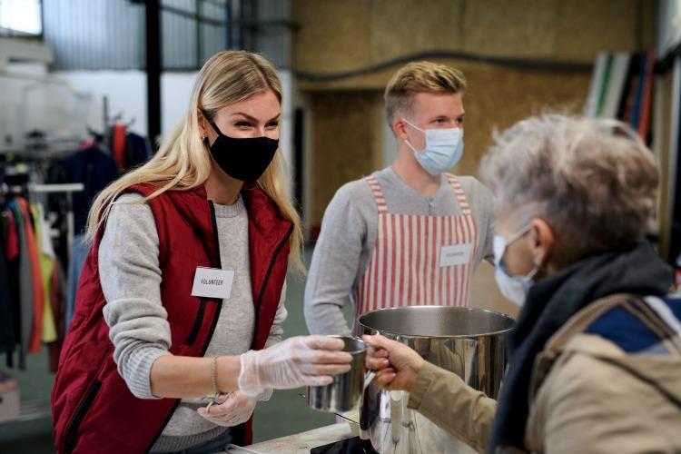 Collecte alimentaire et distribution de repas sont d'actualité. Crédit : iStock