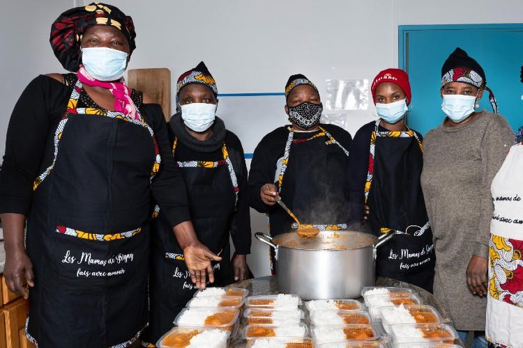Dans le cadre de leur activité de restauration solidaire, les Mamas de Grigny réalisent chaque lundi et jeudi des repas pour le Centre communal d'action social de la ville. ©Mary-Lou Mauricio