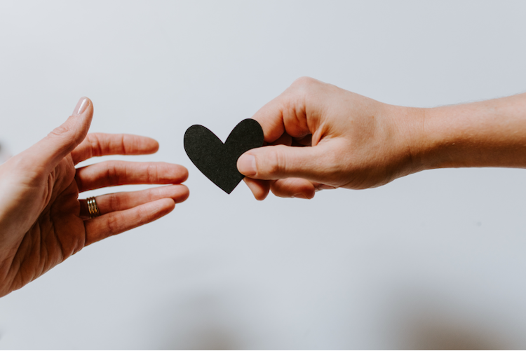 Le don : une « source infinie de bonheur ». Alors, pour Giving Tuesday, on donne ! - Crédit photo : Da
