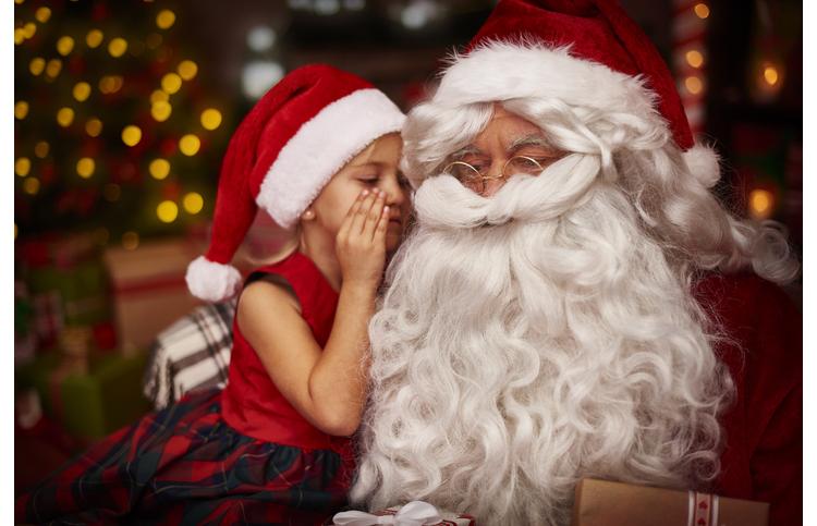 Illustration d'une petite fille et du Père Noël - Getty Images