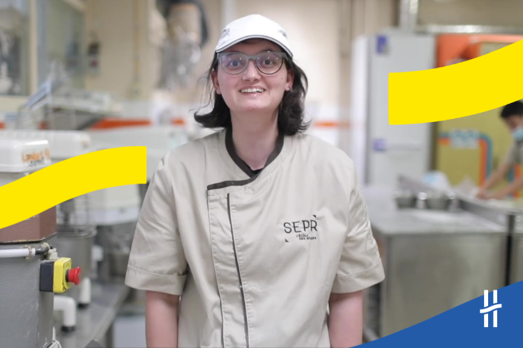 Une jeune apprenante sur le campus de la SEPR d'Annonay
