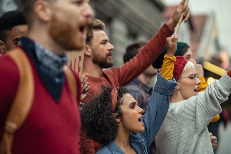 La LDH déploie notamment des « observateurs » dans les manifestations. Crédits : iStock.