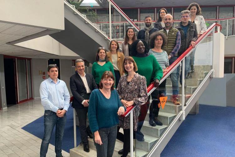 Collaborateurs et professeurs réunis au même endroit, comme ici sur le site d’Aix-en-Provence : un bel exemple de renforcement des liens entre école et entreprise. Crédit photo Stéphanie Fournier.