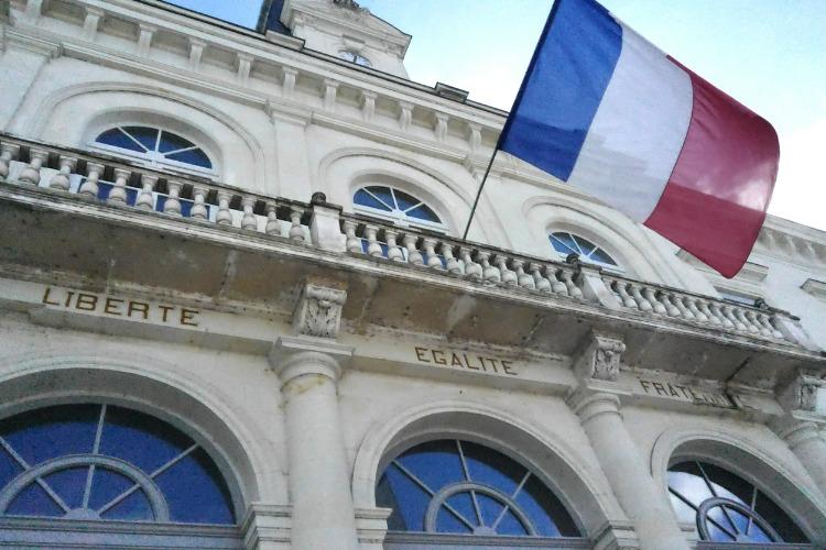 Le maire de Saint-Brévin-les-Pins décide de démissionner après des semaines de violences. Crédit : iStock