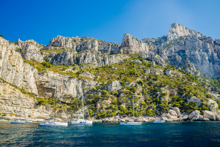 La calanque de Sugiton, à Marseille, est affectée par la surfréquentation. Crédits : iStock.