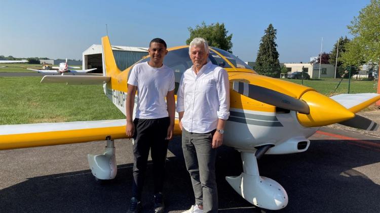 Leny était l'un des huit jeunes collégiens concernés par ce programme initié par le Groupe ADP. Il a été parrainé par Dominique Etourneau, directeur SLA du Groupe ADP et président de l'aéroclub de Lognes-Emerainville. Crédit photo Michel André, Groupe ADP.