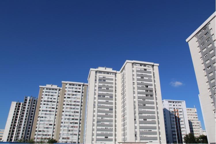 Les quartiers prioritaires sont généralement denses et sujets aux îlots de chaleur urbains. Crédits : iStock.