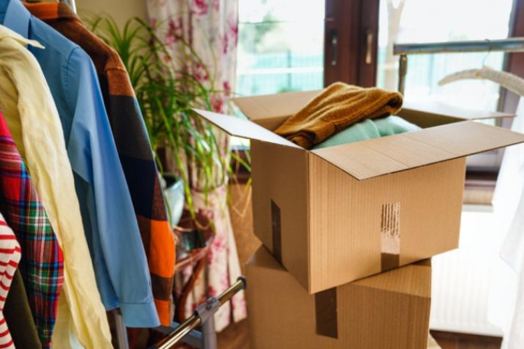 Les compagnons Emmaüs collectent des dons. Crédits : iStock.