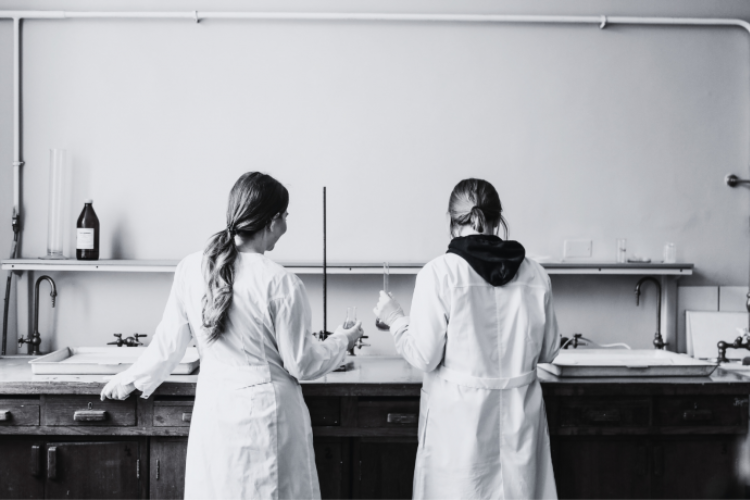 Pourquoi les filles s’orientent-elles de moins en moins vers les filières scientifiques ? - Crédit photo : DR.