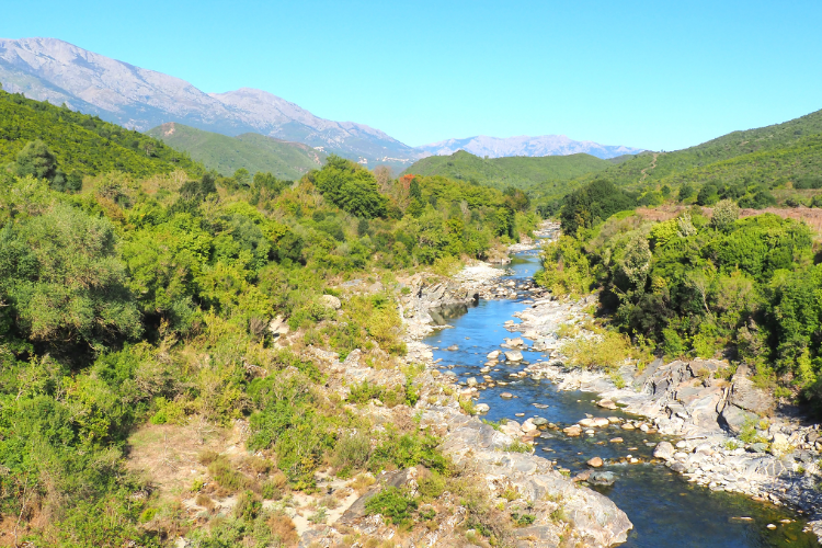 Un collectif d'associations corses a proclamé en 2021 une déclaration des droits du fleuve Tavignanu. Crédits : iStock