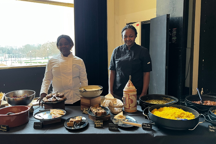 Georgette et Ana sont deux des cuisinières de l'équipe de Bande de cheffes. Crédit : Camille Dorival, Carenews.