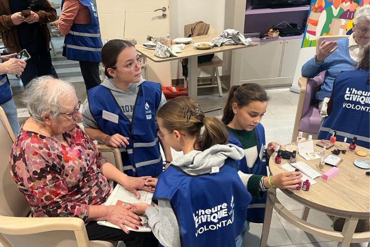 Jeunes volontaires de L'Heure civique du collège Sainte-Marie de Chavagnes-en-Paillers (Vendée) à la résidence Ranfray (Ehpad). Crédit : L'Heure civique.