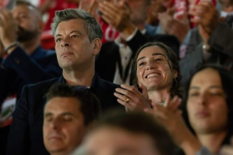 La série La Fièvre, disponible sur Canal +, valorise les initiatives d'économie sociale et solidaire comme des solutions pour apaiser la société française. Crédit : Canal + / Quad+Ten