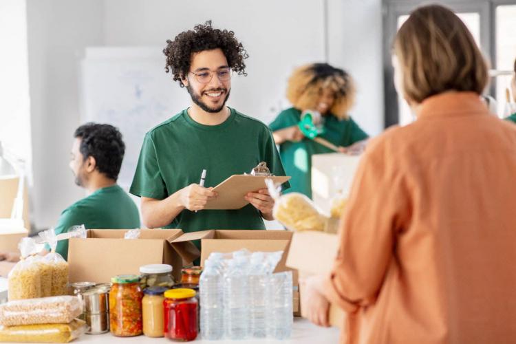 Groupe de bénévoles distribuant de l'alimentation - Libre de droits