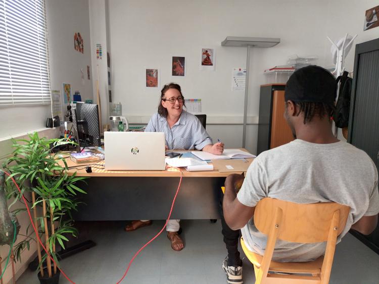 Echange entre la coordinatrice de La Touline et un bénéficiaire du programme au Mans.