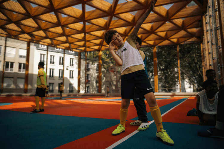 À Paris, l'association Les enfants de la Goutte d'Or utilise le sport comme outil d'éducation, notamment pour favoriser l'égalité entre les genres. Crédit : Nelson Rosier Coulhon.