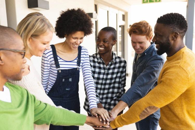 Plusieurs personnes se regardent en souriant.