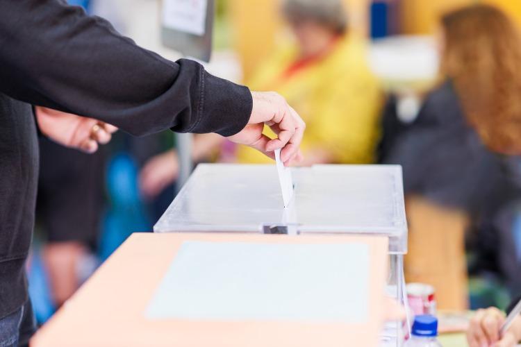 Les associations favorisent le vote si des discussions politiques ont lieu en leur sein. Crédits : iStock.