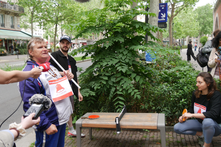 Les membres de l'association La Cloche détournent un banc séparé en deux sièges en une table de ping-pong. Crédits : Elisabeth Crépin-Leblond