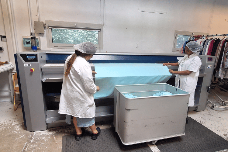 Les personnels de deux Esat gérés par l'association Ladapt feront partie des blanchisseurs chargés de laver le linge des athlètes du village olympique. Crédit : Ladapt.