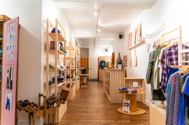 La boutique L'Armoire poéthique, à Bordeaux, vend exclusivement des marques éthiques et durables et désincite ses clients à la surconsommation. Crédit : L'Armoire poéthique.