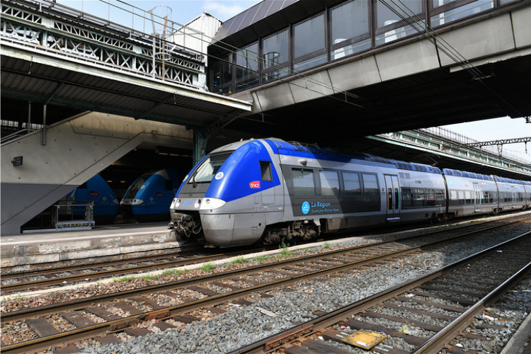 Le train est un moyen de transport beaucoup moins émetteur de gaz à effet de serre que l'avion. Crédits : iStock.