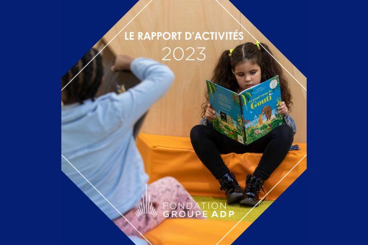 Image d'une petite fille qui lit pour illustrer la couverture du rapport d'activité 2023 de la Fondation Groupe ADP.