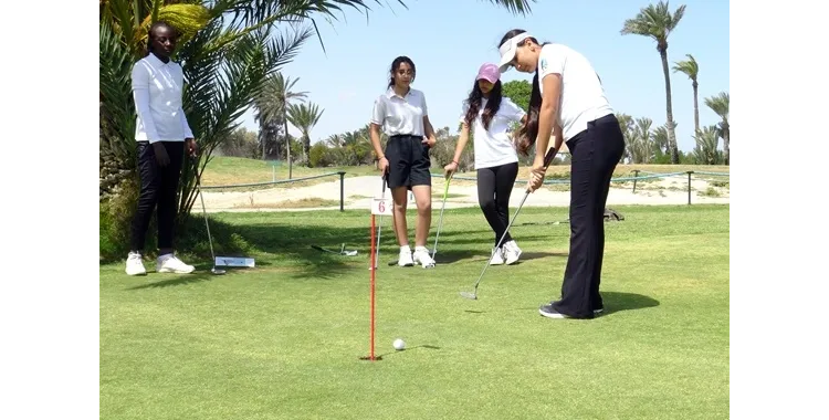 Séance d'initiation à la pratique du golf pour les des jeunes issus des quartiers populaires, organisée conjointement par la Fondation Lacoste et la la Fédération Française de Golf. ©Fondation Lacoste