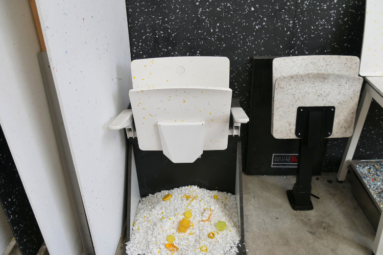 Les sièges du Centre aquatique olympique ont été réalisés à partir de déchets d'emballages cosmétiques et de bouchons en plastique jaune. Crédit : Élisabeth Crépin-Leblond