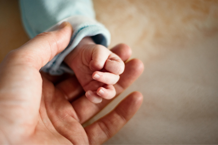 Le congé parental doit prochainement être remplacé par un « congé de naissance ». Crédit : iStock