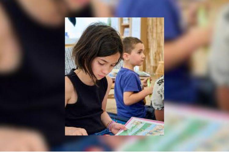 Enfants qui lisent un livre. Crédit photo : DR.