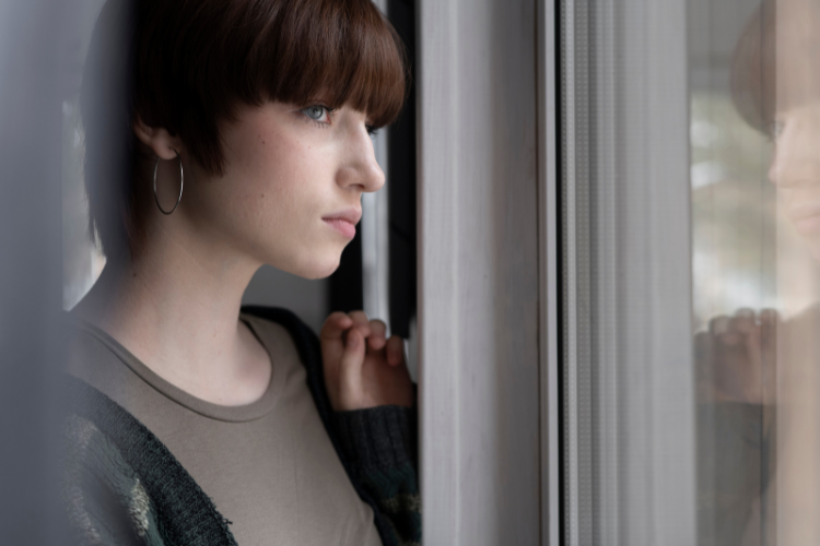 Les jeunes face à une épidémie de solitude. Crédits : Freepik