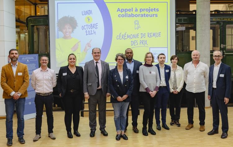Jean Castex, Raphaël René-Bazin et les 9 lauréats de l'appel à projet collaborateurs de la Fondation Groupe RATP à la cérémonie de remise des prix - Crédit photo : DR.