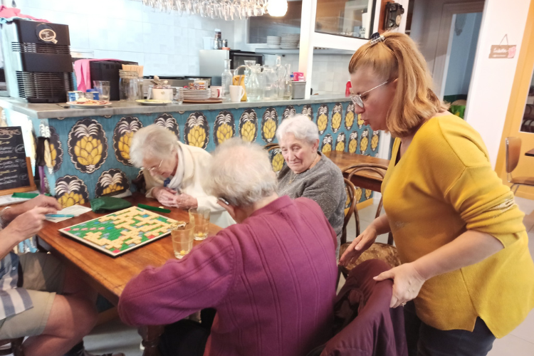 En plus de l’assistance à domicile, l’association organise des ateliers collectifs pour permettre aux usagers de se rencontrer. Crédit : Association Avi
