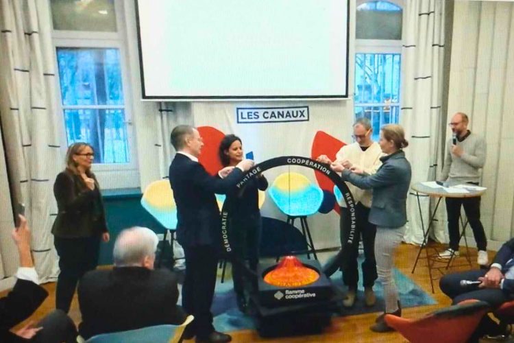 La flamme est composée de 420 fils tressés pour représenter les liens entre les coopératives. Crédit : Carenews