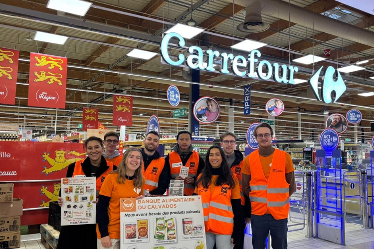 Equipe de bénévoles Carrefour à l’hyper de Mondeville pour la collecte nationale des Banques Alimentaires