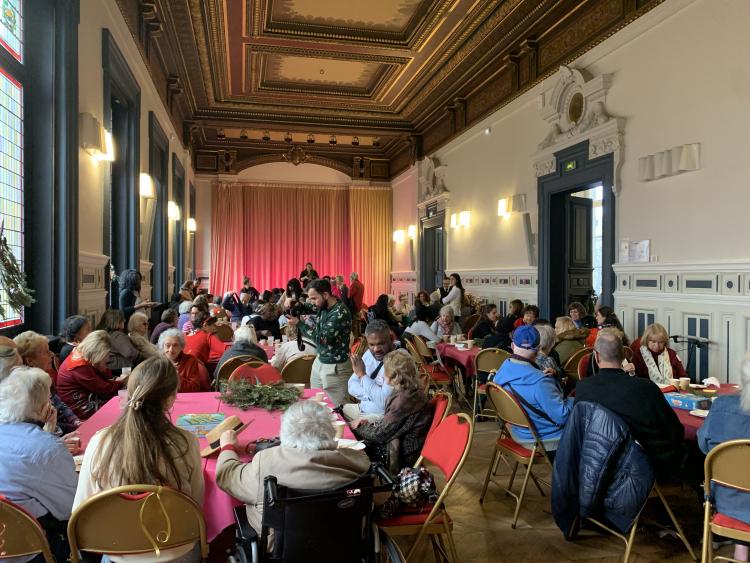 Goûté de Noël avec l'association Paris en Compagnie, ses aînés et bénévoles.