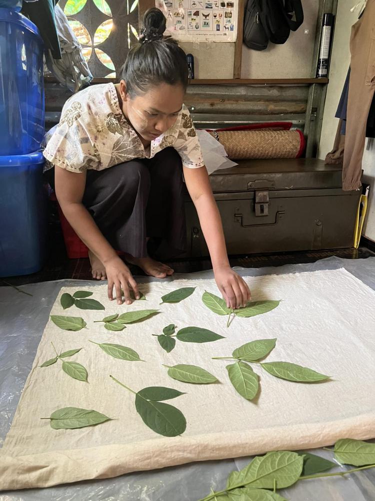 Noe Noe pratiquant la technique de l'ecoprinting