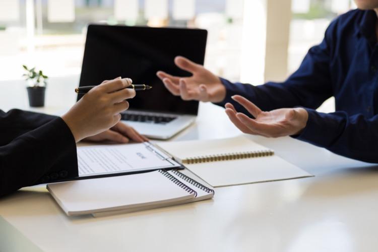 Les bénéficiaires du RSA doivent désormais signer un contrat d'engagement établissant leurs obligations. Crédits : iStock.