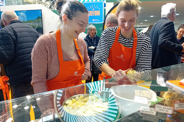 Eva et Delphine, animatrices des ateliers « Bons gestes et bonne assiette », lors d'un atelier cuisine solidaire au Salon de l'agriculture le 26 février. Crédit : Léanna Voegeli