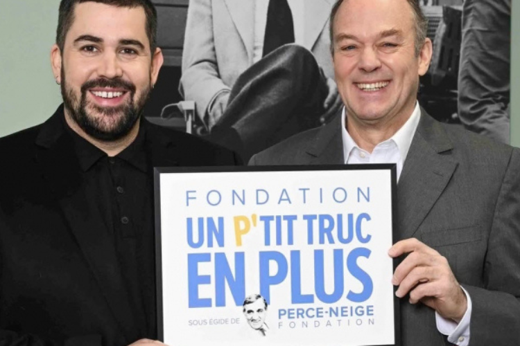 Artus et Christophe Lasserre-Ventura, président de la Fondation Perce-neige, annoncent la création de la Fondation Un p'tit truc en plus. Crédit : Fondation Perce-neige.