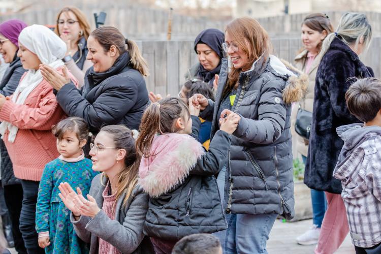 Les salariées de Generali à la Maison des Familles de Marseille. Crédit : Generali THSN