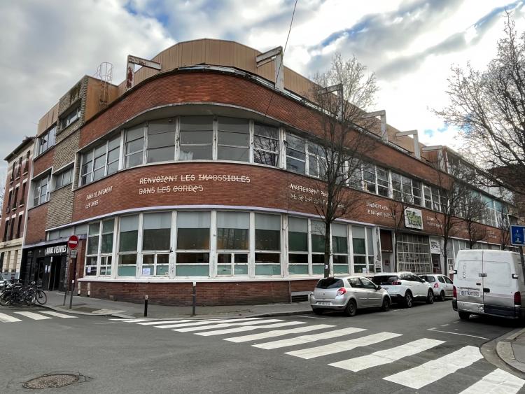 L'ancien centre social des usines Valeo accueille désormais le tiers-lieu culturel Mains d'oeuvres, à Saint-Ouen. Crédit : Carenews.