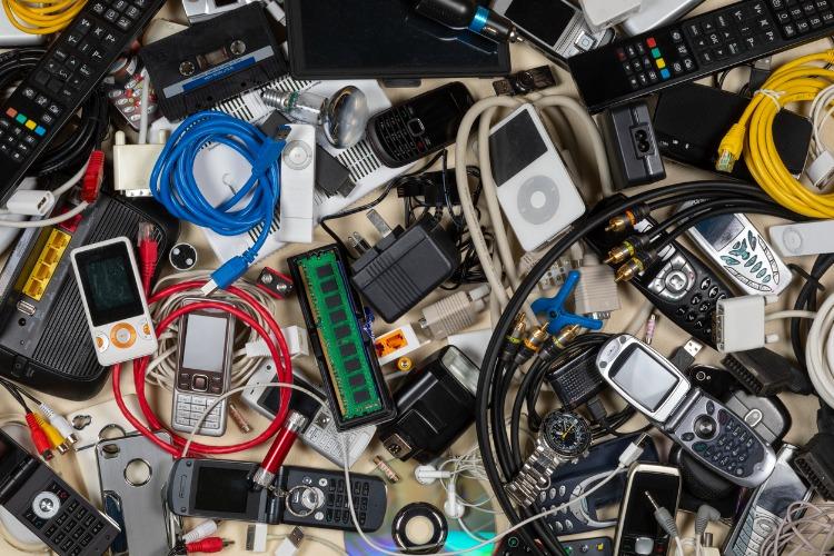 Le réseau Envie collecte, participe au réemploi et recycle des déchets d'équipements électriques et électroniques. Crédits : iStock.