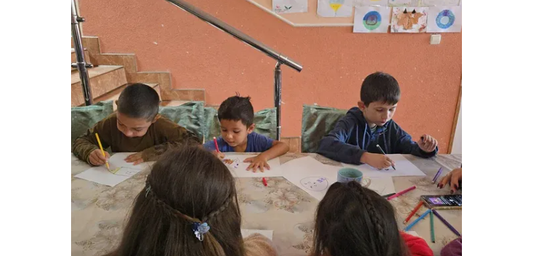 Les Carpethians Foundations organisent des activités créatives pour les enfants réfugiés.