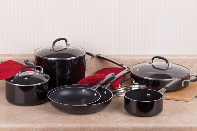 Les poêles antiadhésives peuvent contenir des PFAS, dits « polluants éternels » Crédits : iStock.