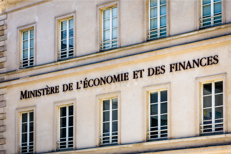 Le Premier ministre souhaite réaliser des économies importantes sur des sujets concernant les acteurs de la solidarité. Crédits : iStock.