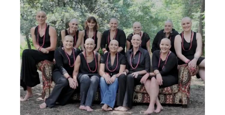 Elles se rasent la tête par solidarité pour leur amie
