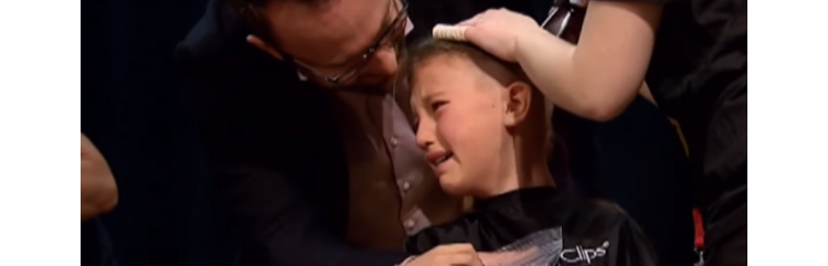 Une petite fille se rase les cheveux pour soutenir son frère atteint d'un cancer